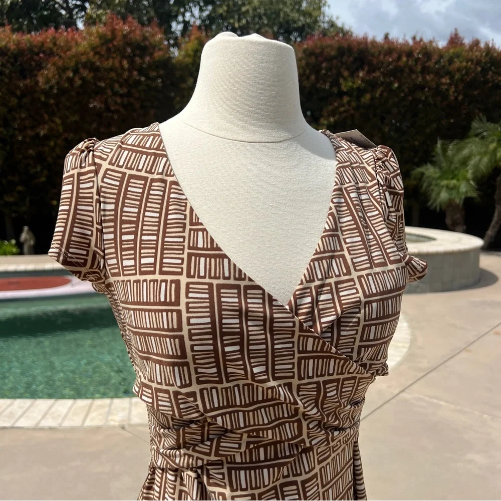 BCBG MaxAzria NWT Short Sleeve Jersey Dress Midi Brown Cream - Picture 3 of 6